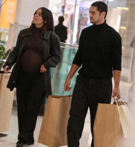 Carla Salle exibe barrigão do final da gestação em dia de compras com Gabriel Leone; veja fotos