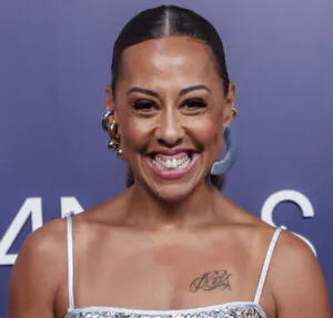 20 anos após participar do reality Fama, Evelyn Castro entrega planos para a carreira musical