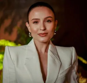 Solange fica levemente abalada com a presença de Afonso na Tomorrow. Confira o que vai rolar nesta quarta-feira em Vale Tudo