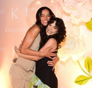 Bianca Andrade recebe mãe e irmã em evento (e aposta em vestido Versace de mais de 20 mil reais!)
