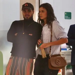 Alane Dias e Francisco Gil são flagrados durante passeio em shopping do Rio de Janeiro