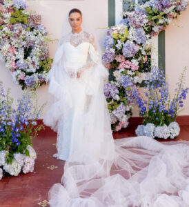 Giovanna Lancellotti aposta em vestido rendado para casamento no interior de São Paulo