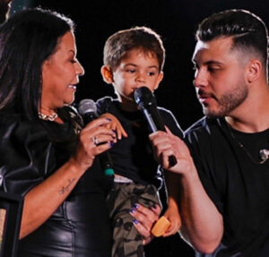 Mensagens trocadas entre babás revelam que Dona Ruth omitia informações médicas de Léo ao pai, Murilo Huff
