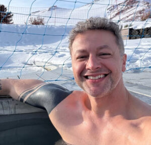 Lucas Lima posta foto em piscina no meio da neve e brinca: Essa não conta como biscoito
