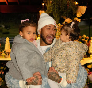 Neymar Jr. se derrete pelas filhas em novo clique: Princesinhas do papai