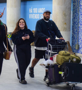 Tati Machado manda beijinho para fotógrafos ao ser flagrada com o marido após viagem ao Amazonas