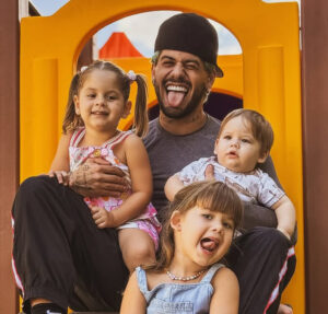 Viajando com os filhos, Zé Felipe abre álbum de fotos e se declara aos herdeiros: Me sinto mais completo
