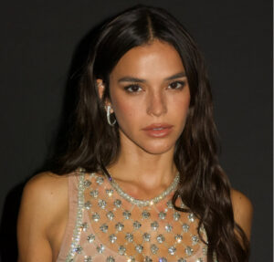 Bruna Marquezine encanta web com bolo de cinco andares