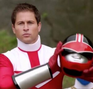 Jason Faunt, astro de Power Rangers celebra chegada do quarto filho e encanta ao mostrar o pequeno vestido de Ranger Vermelho