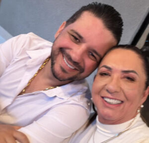 Mãe de Virginia Fonseca, Margareth Serrão, é pedida em namoro por músico