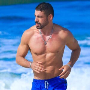 Cauã Reymond curte dia na praia e físico chama atenção