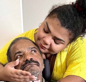Flora Cruz publica foto antiga e faz desabafo sobre a morte do pai: Perdida e sem chão
