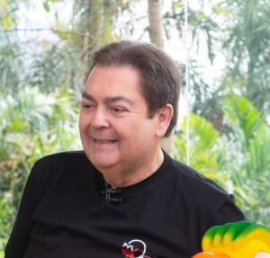 Faustão deve deixar a UTI nos próximos dias, diz colunista