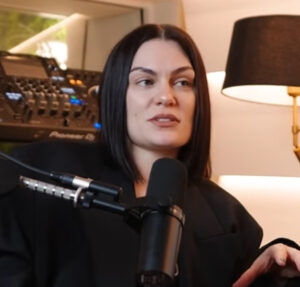 Jessie J conta que enfrenta queda intensa de cabelo após mastectomia