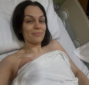 Jessie J desabafa sobre diagnóstico de câncer em meio à maternidade: Chorei muito