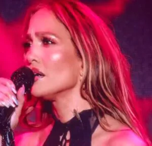Grilo rouba a cena em apresentação de Jennifer Lopez, entenda