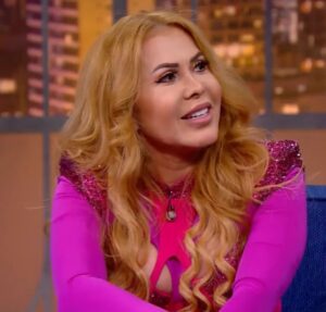 Joelma viraliza ao tentar arrancar microfone de fã durante show; assista
