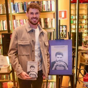 Carol Peixinho exibe barrigão ao lado de Thiaguinho em lançamento de livro; veja quam mais esteve por lá
