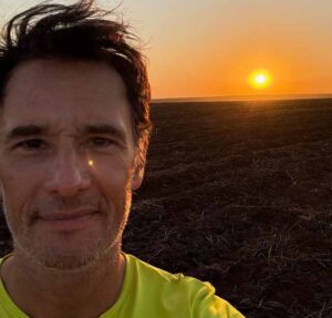 Prestes a completar 50 anos de idade, Rodrigo Santoro diz que está vivendo uma das melhores fases de sua vida
