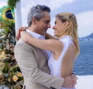 Alexandre Nero aparece ensanguentado com Carolina Dieckmmann em bastidores de cena de tiro de Vale Tudo