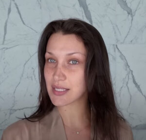 Bella Hadid compartilha fotos em hospital e se desculpa por sumiço: Eu amo vocês