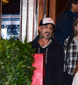 Eles estão por aqui! Backstreet Boys são flagrados ao saírem de restaurante em São Paulo