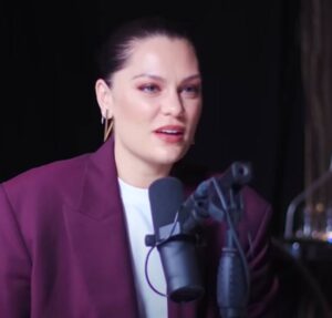 Jessie J faz primeira apresentação após cirurgia para retirada de câncer e leva filho ao palco