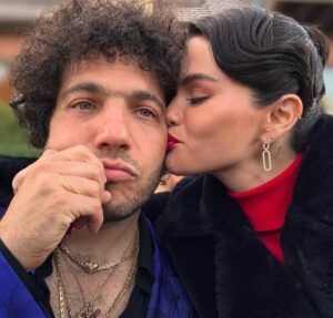Selena Gomez e Benny Blanco estão com o casamento marcado para o fim de setembro, afirma site