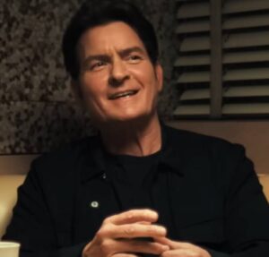 Charlie Sheen abre o coração ao falar sobre relações sexuais com homens: Foi libertador