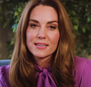 Kate Middleton brilha em vestido dourado e tiara durante banquete de estado com Donald Trump