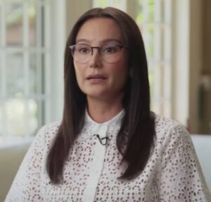 Esposa de Bruce Willis coloca o ator em residência separada para proteger filhas e prepará-las para morte do pai
