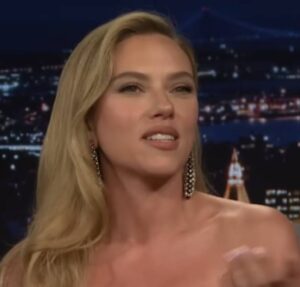Scarlett Johansson escolhe vestido aberto nas costas e exibe tatuagem enorme em red carpet de Festival de Cinema