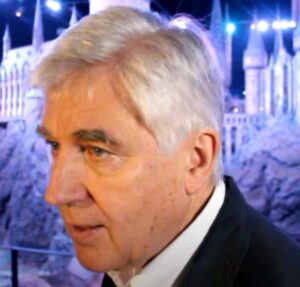 Stuart Craig, diretor de arte de Harry Potter, morre aos 83 anos de idade. Veja quem são os famosos que nos deixaram em 2025