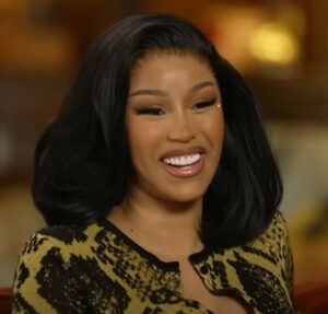 À espera de seu quarto filho, Cardi B exibe barrigão durante festa em Nova York, Estados Unidos