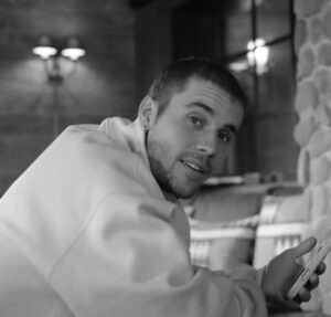 Homenagem à esposa, Cristo Redentor rosa e web à loucura: Confira o lançamento de SWAG II, novo álbum de Justin Bieber
