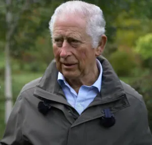 Rei Charles III viaja a Londres em meio a rumores de reencontro com o filho, Príncipe Harry