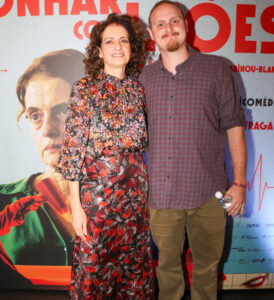 Em momento raro, Denise Fraga posa ao lado do filho e da nora em lançamento de filme