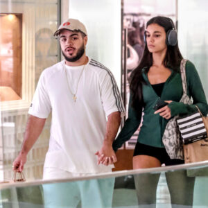 Alane Dias e Francisco Gil vão às compras em shopping no Rio de Janeiro