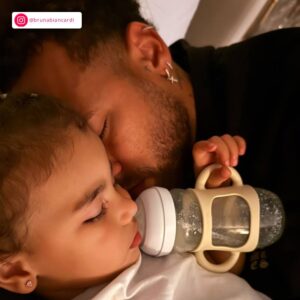 Neymar Jr. é flagrado dormindo com Mavie e encanta a web. Confira os melhores momentos do jogador como pai