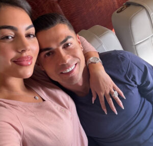 Georgina Rodríguez exibe anel de noivado com Cristiano Ronaldo na 82ª edição do Festival de Veneza