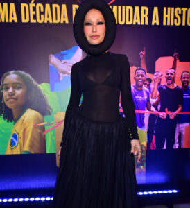Sabrina Sato chama a atenção com look diferentão em jantar beneficente