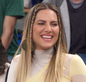 Amigo de Giovanna Ewbank posta foto beijando atriz e rebate críticas: A maldade tá na cabeça de quem vê