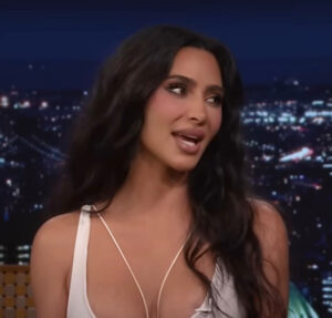 Kim Kardashian chega com look minimalista para a 82ª edição do Festival de Veneza