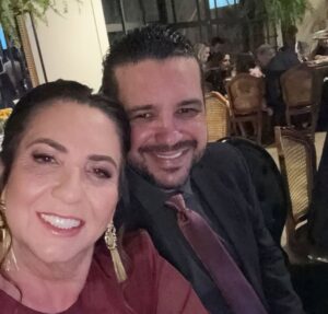 Mãe de Virginia Fonseca, Margareth Serrão vai ao hospital com namorado e explica ocorrido: – A avó dele foi pra UTI