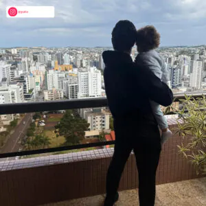 Alexandre Pato visita antigo apartamento com o filho e relembra sonho. Veja as vezes em que ele e Rebeca Abravanel mostraram Benjamin