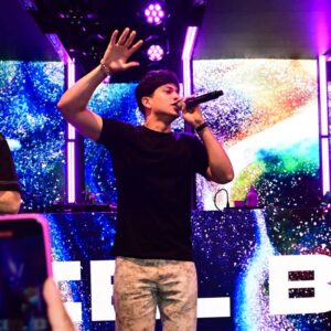J Balvin faz show surpresa na The Pink Party