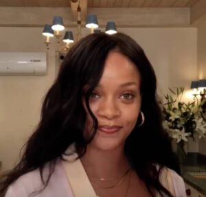 Grávida, Rihanna levanta suspeitas sobre sexo do bebê ao posar para capa de revista