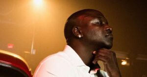 Mulher de Akon pede divórcio: poligâmico, cantor tem gafes e polêmicas na trajetória