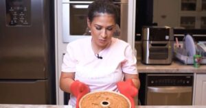 Com iogurte natural e só duas xícaras de trigo: o bolo de liquidificador que Simone Mendes faz quando quer um doce rápido e melhor que o da padaria