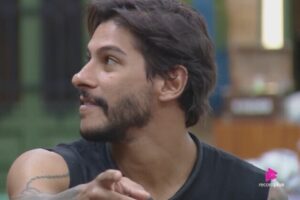 A Fazenda 17: Shia faz gesto obsceno e sacode parte íntima durante briga